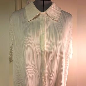 Beautiful White Blouse Short Sleeves Size 1XL Curve